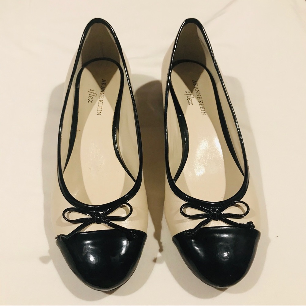 NWT Anne Klein cream heels with black cap